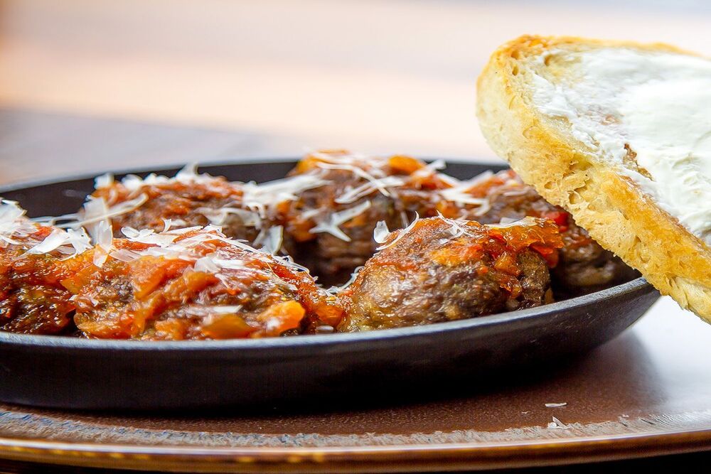 meatballs on plate with bread